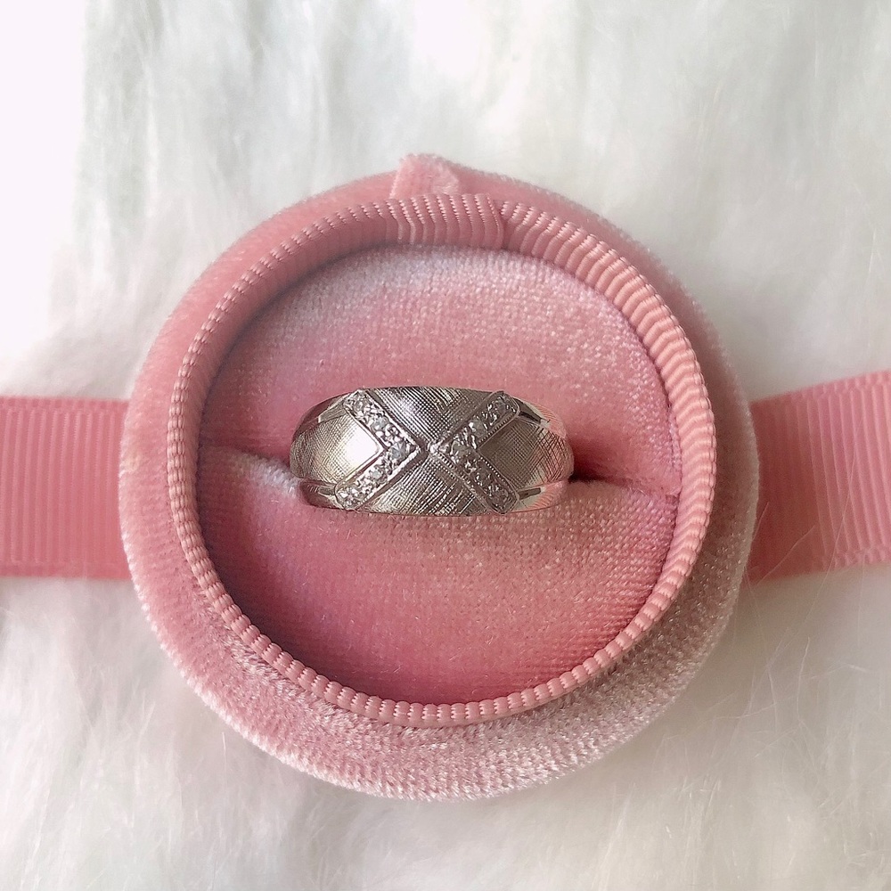 14k white gold with diamond chips ring